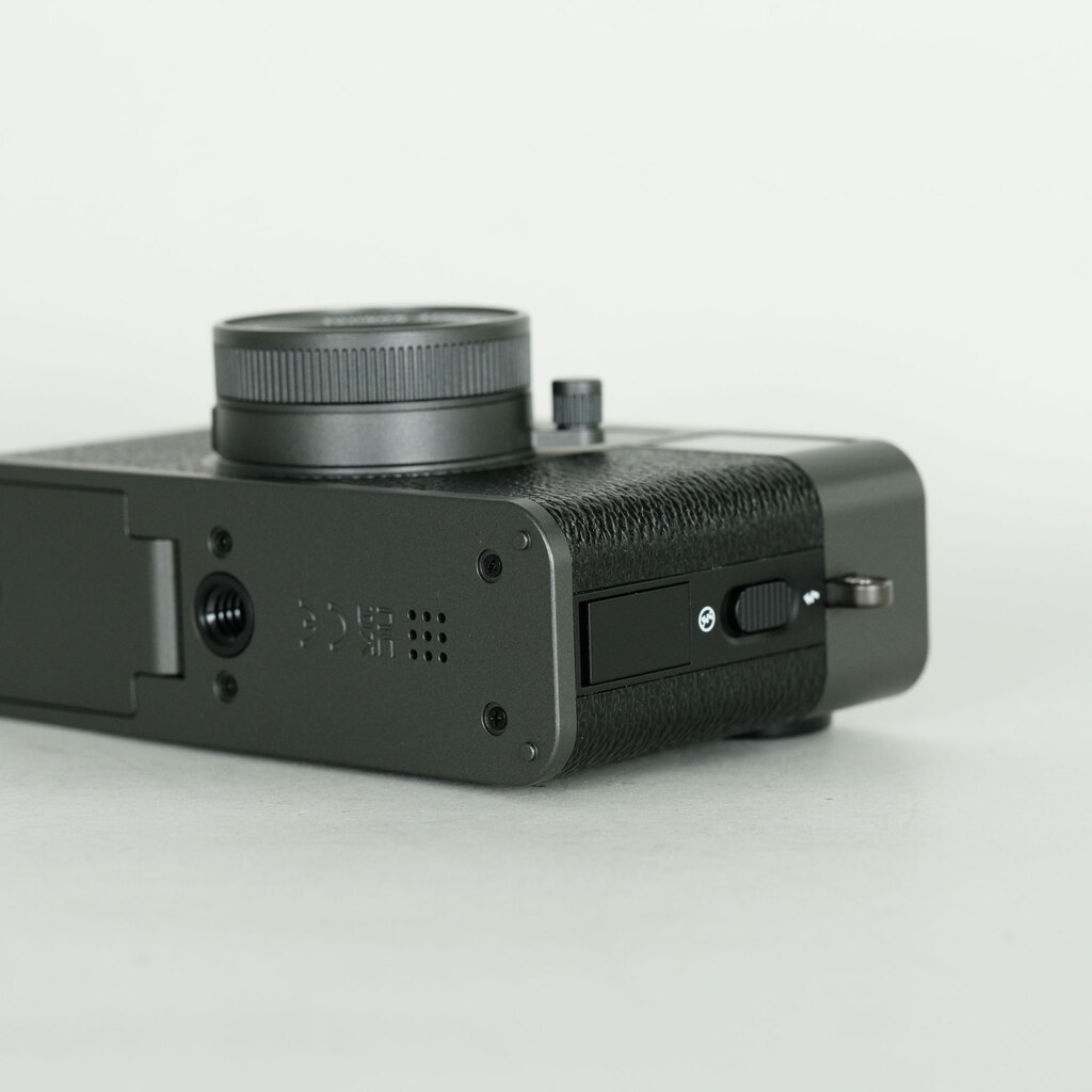 FUJIFILM X half X-HF1