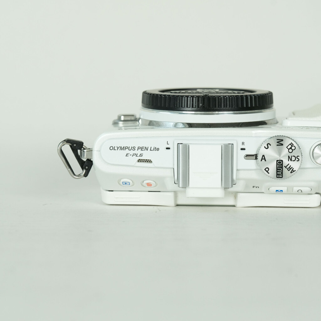 OLYMPUS PEN Lite E-PL6 ホワイト【 一部ジャンク品】 OLYMPUS PEN Lite E-PL6 ボディ ホワイトの出品 | ONE SCENE（ワンシーン）
