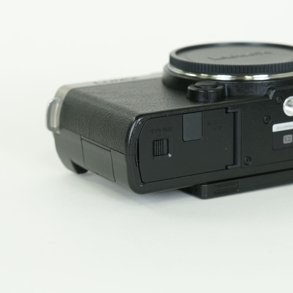 Panasonic LUMIX DC-S9 Panasonic LUMIX DC-S9