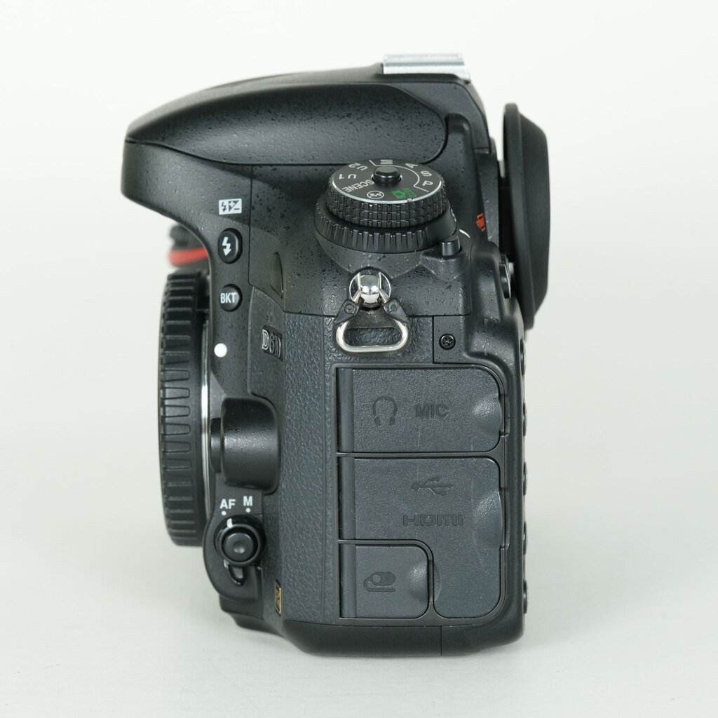 Nikon D610 [�{�f�B]