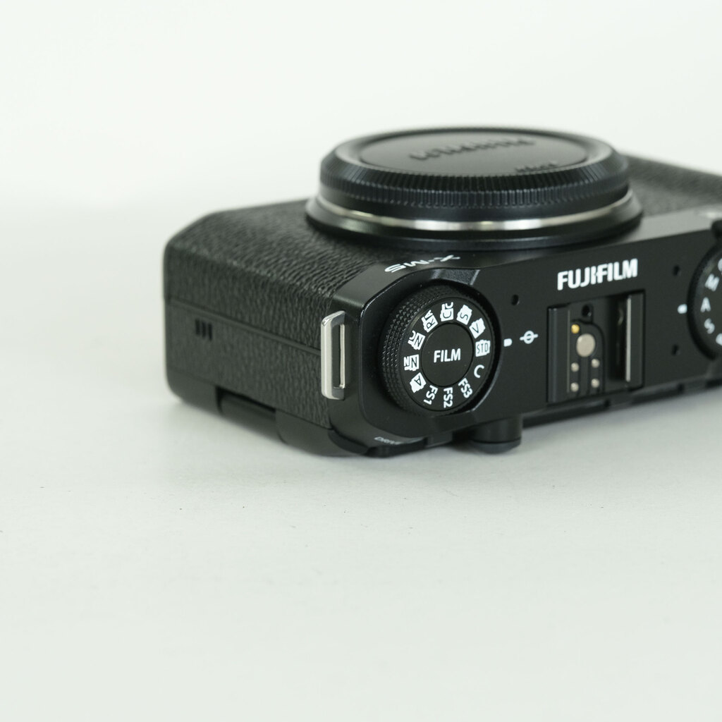 FUJIFILM X-M5