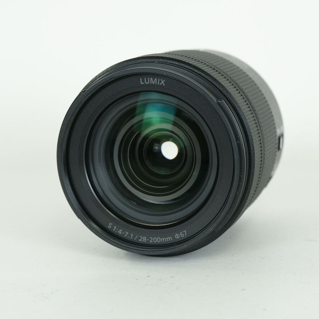 Panasonic LUMIX S 28-200mm F4-7.1 MACRO O.I.S. Panasonic LUMIX S 28-200mm F4-7.1 MACRO O.I.S.