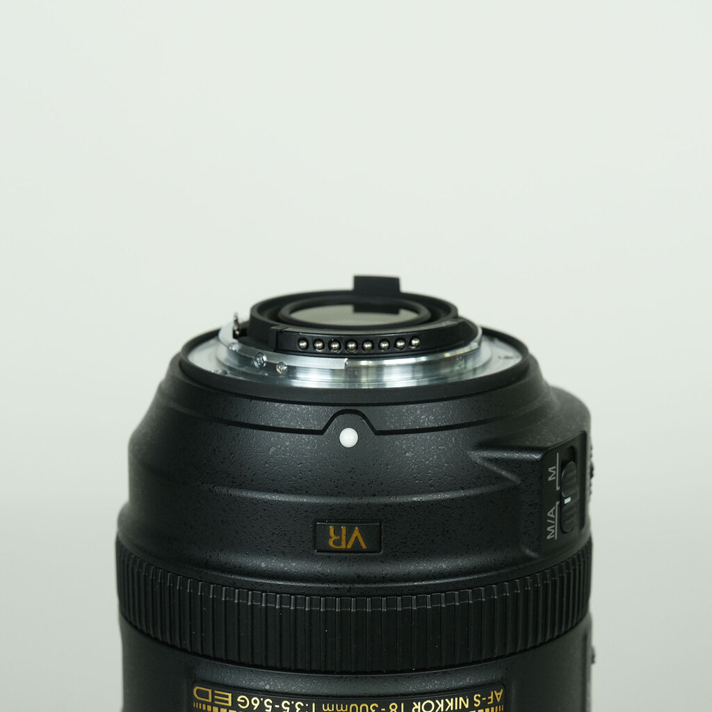 Nikon AF-S DX NIKKOR 18-300mm F3.5-5.6G ED VR Nikon AF-S DX NIKKOR 18-300mm F3.5-5.6G ED VR