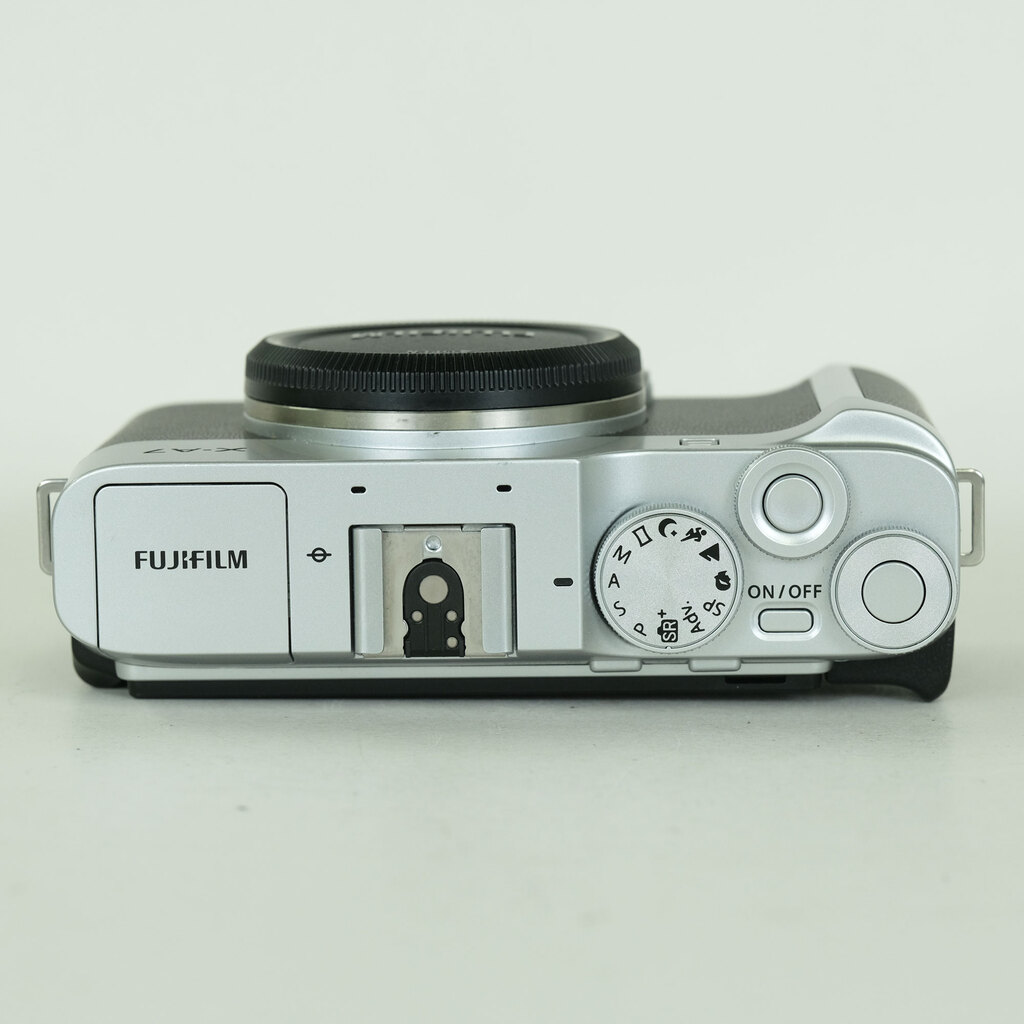FUJIFILM X-A7 ボディ シルバー