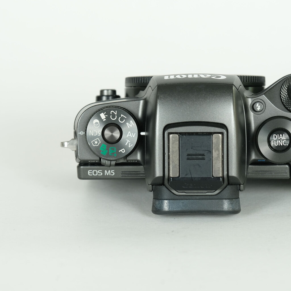 Canon EOS M5 Canon EOS M5