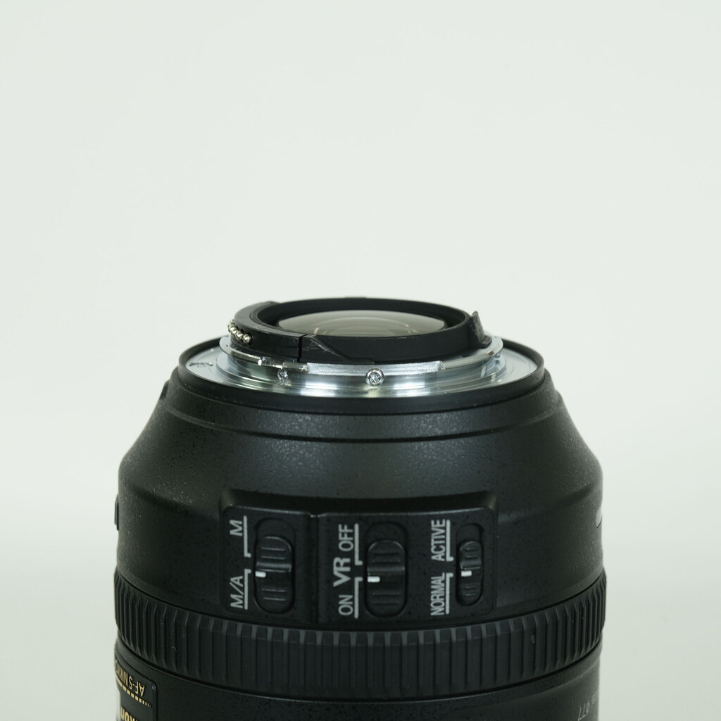 Nikon AF-S NIKKOR 28-300mm f/3.5-5.6G ED VR Nikon AF-S NIKKOR 28-300mm f/3.5-5.6G ED VR