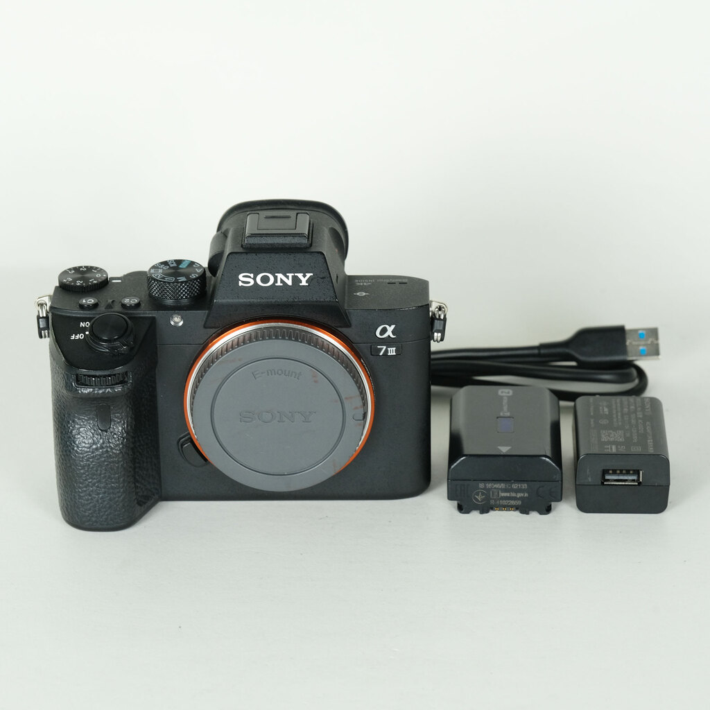 美品 ショット数少 SONY α7 III ILCE-7M3 @4495 SONY α7 III（ILCE-7M3）の出品 | ONE SCENE（ワンシーン）