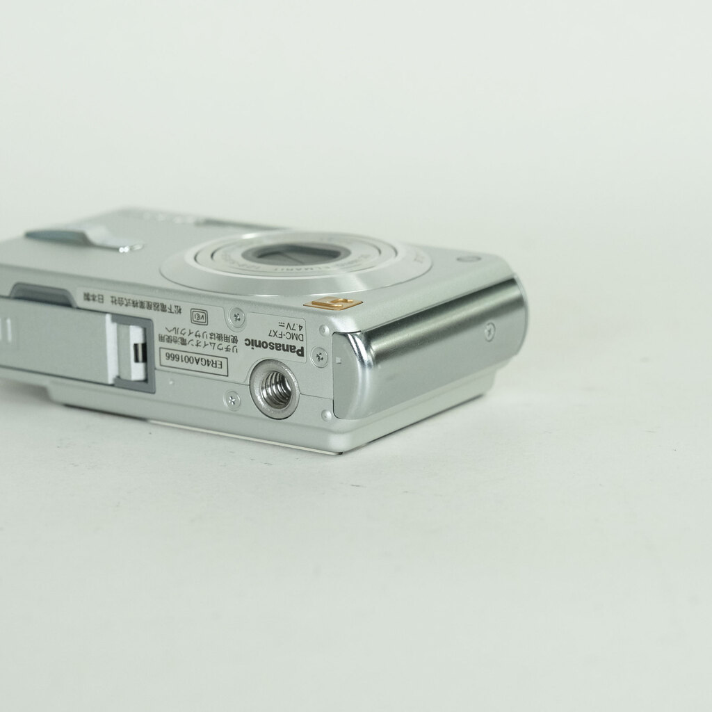 Panasonic DMC-FX7 シルキーシルバー