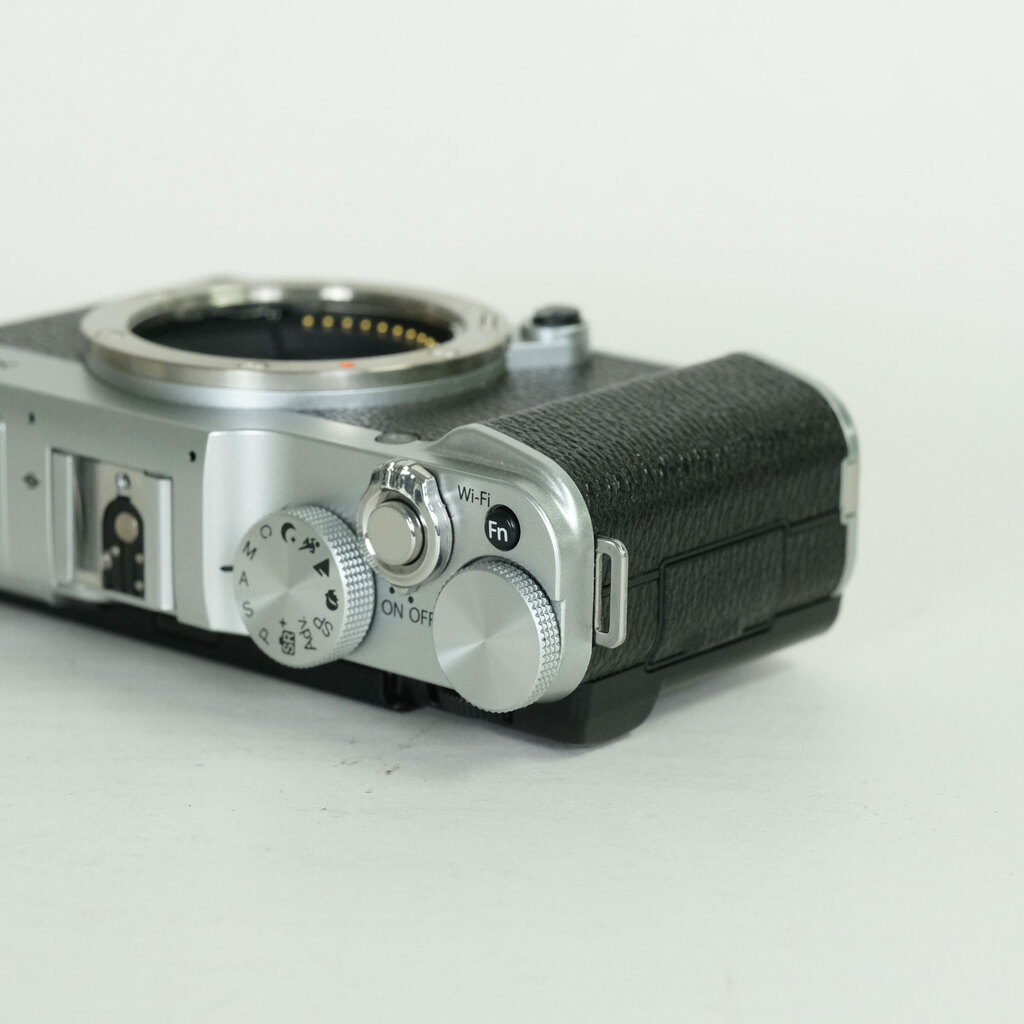 FUJIFILM X-A2 ボディ シルバー