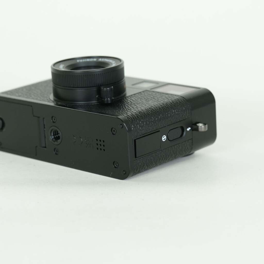 FUJIFILM X half X-HF1