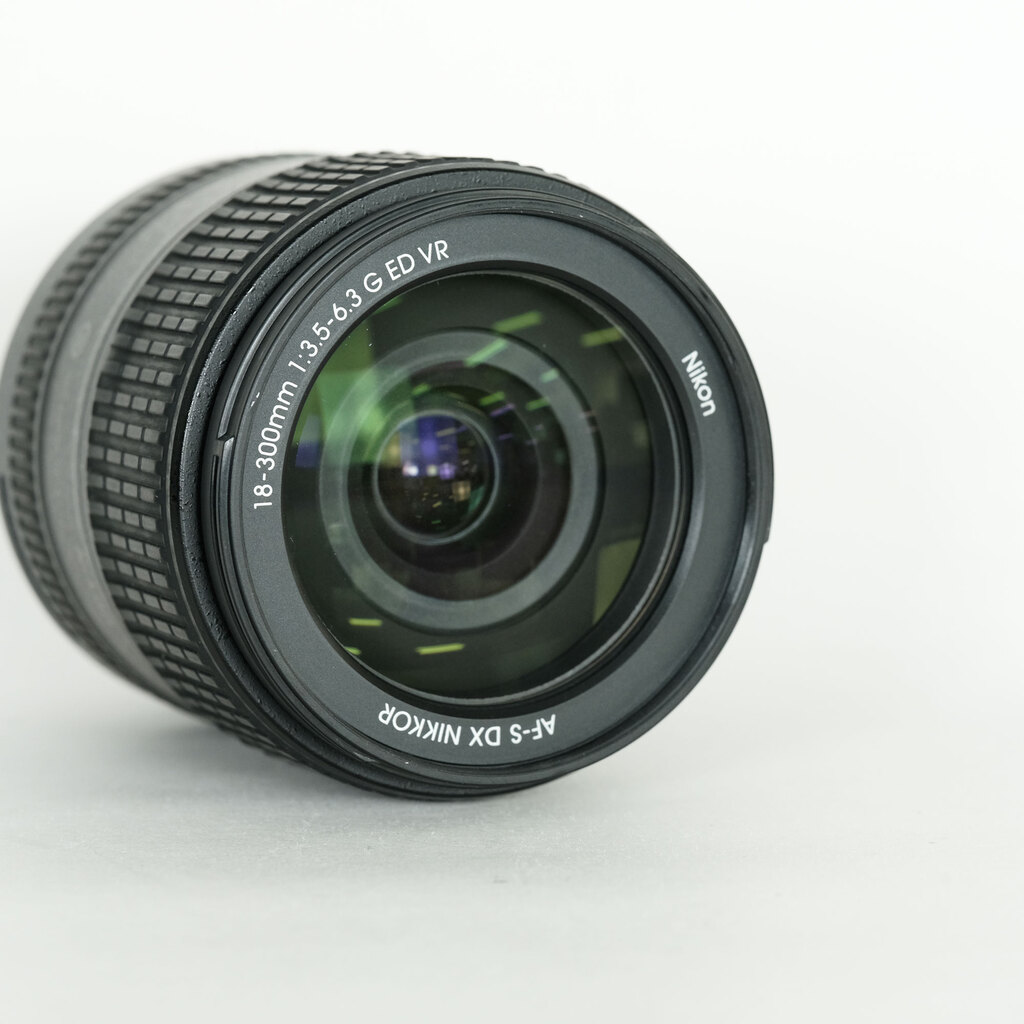 Nikon AF-S DX NIKKOR 18-300mm f/3.5-6.3G ED VR