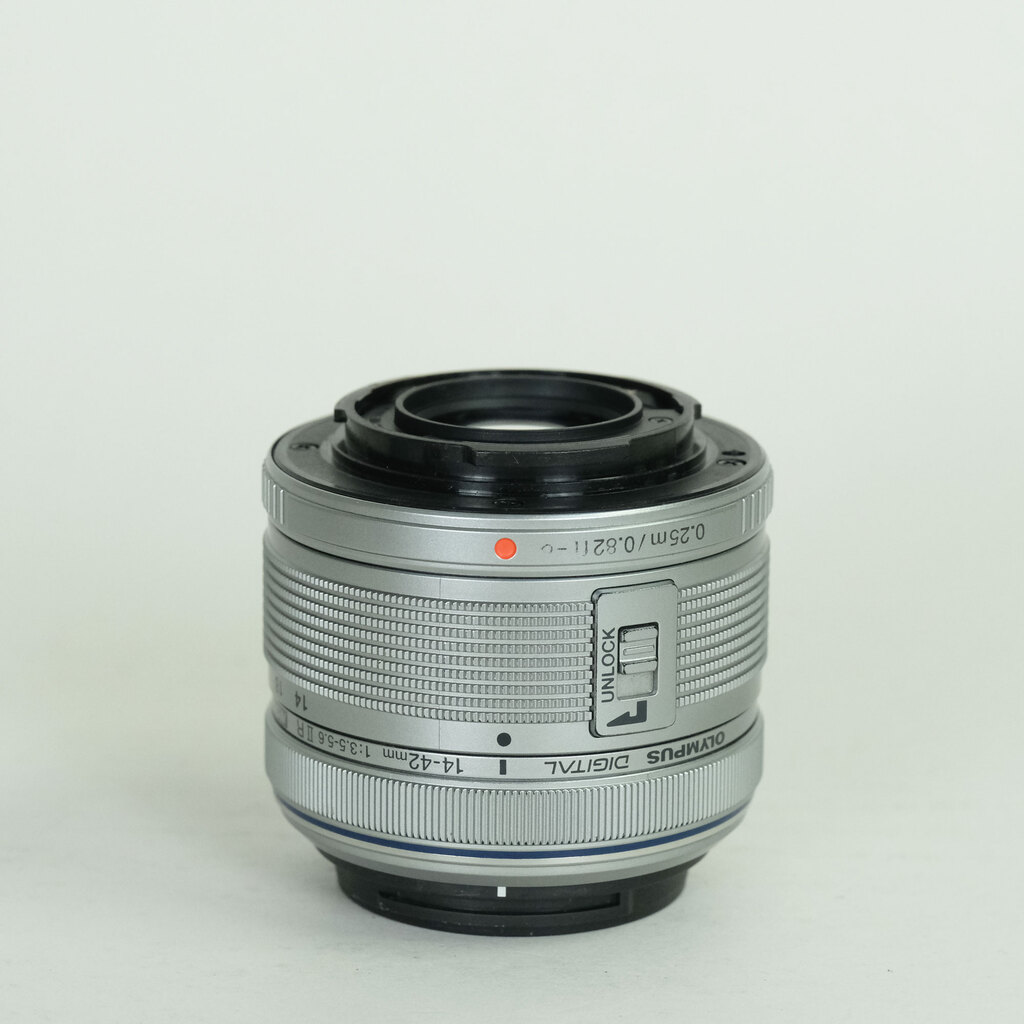 OLYMPUS M.ZUIKO DIGITAL 14-42mm F3.5-5.6IIR シルバー OLYMPUS M.ZUIKO DIGITAL 14-42mm F3.5-5.6IIR シルバー