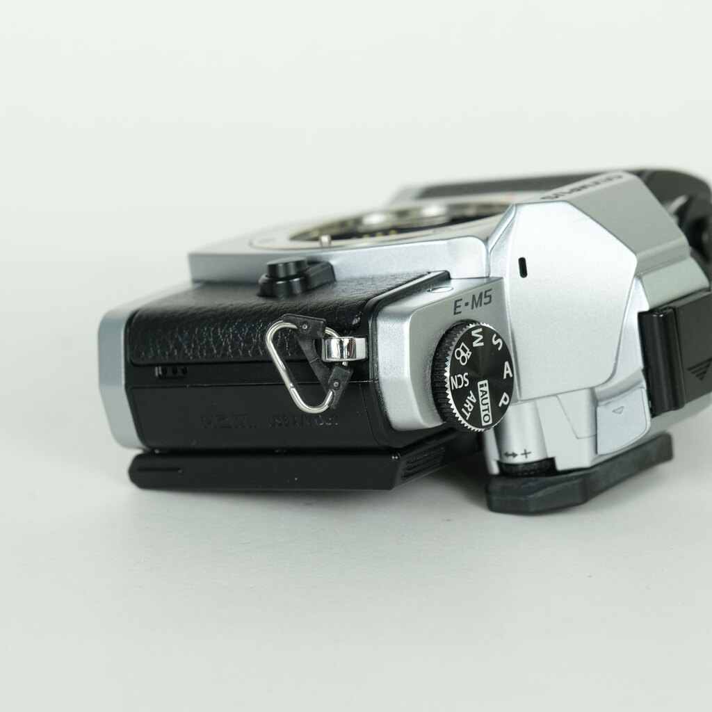 OLYMPUS OM-D E-M5 ボディ シルバー OLYMPUS OM-D E-M5 ボディ シルバー