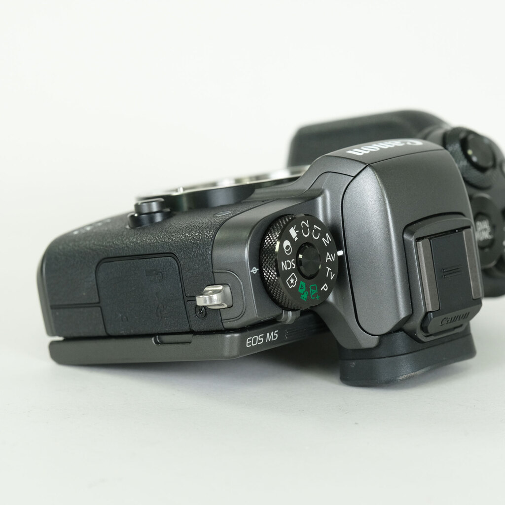 Canon EOS M5