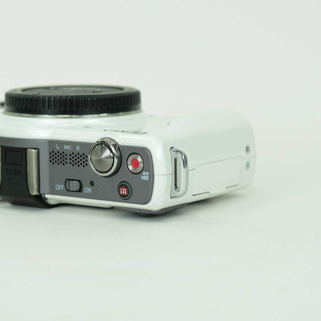 Panasonic LUMIX DMC-GF2-K ボディ ホワイト Panasonic LUMIX DMC-GF2-K ボディ ホワイト