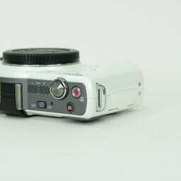 Panasonic LUMIX DMC-GF2-K ボディ ホワイト Panasonic LUMIX DMC-GF2-K ボディ ホワイト