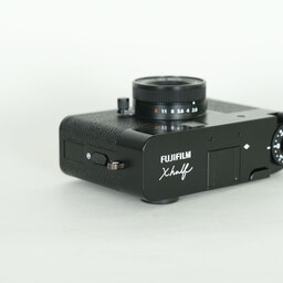 FUJIFILM X half X-HF1