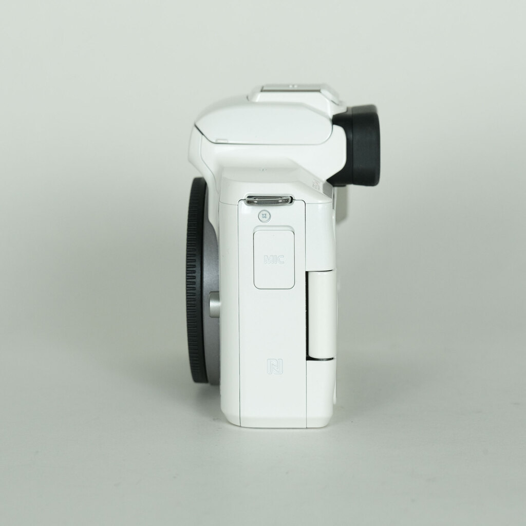 Canon EOS Kiss M Canon EOS Kiss M