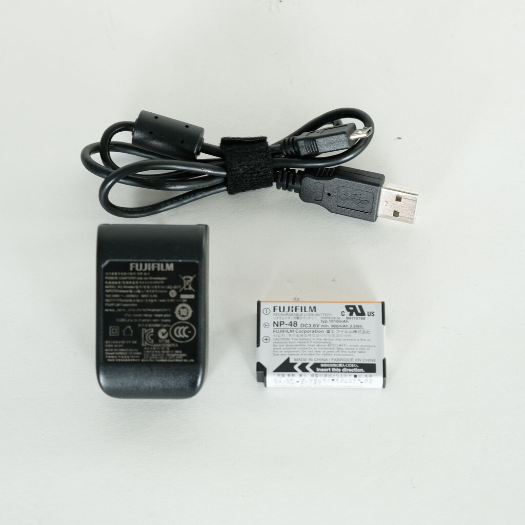 FUJIFILM XQ2 シルバー