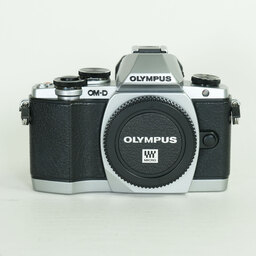 OLYMPUS OM-D E-M10 ボディ シルバー