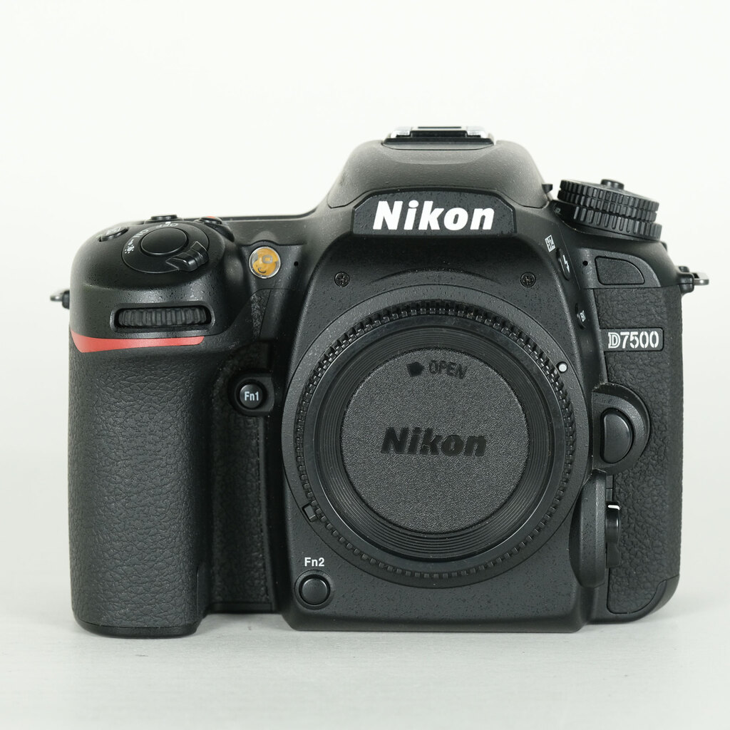 Nikon D7500 [�{�f�B]