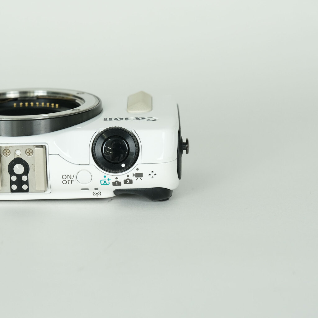 【美品】CANON キヤノン EOS M2 ボディ ホワイト Canon EOS M2 ボディ ホワイトの出品 | ONE SCENE（ワンシーン）