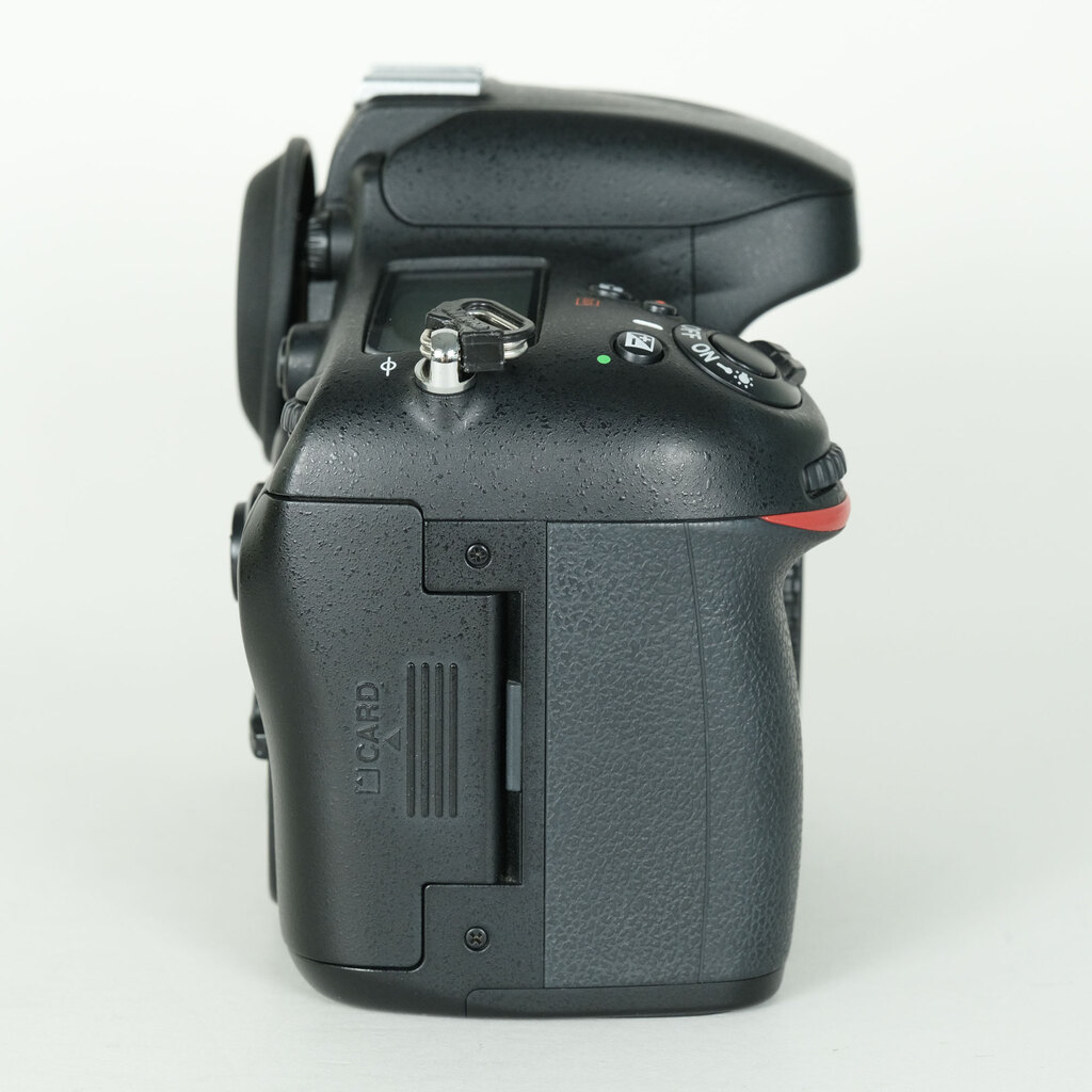 Nikon D610 [�{�f�B]