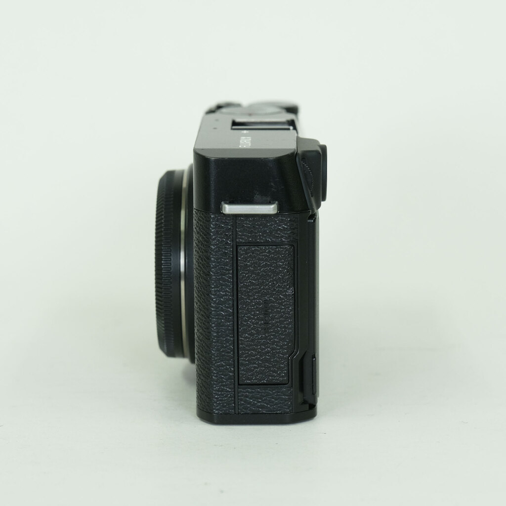 FUJIFILM X-E4