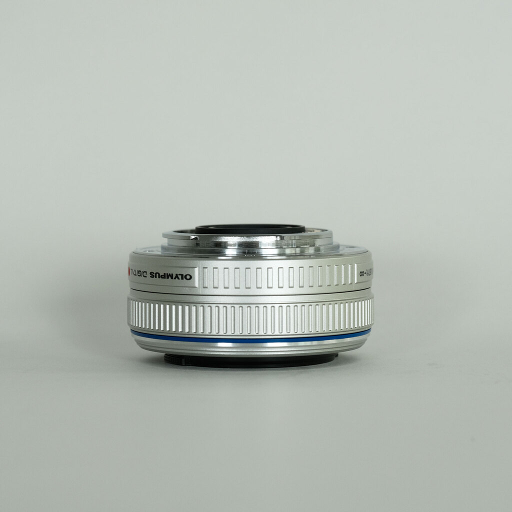 OLYMPUS M.ZUIKO DIGITAL 17mm F2.8 シルバー OLYMPUS M.ZUIKO DIGITAL 17mm F2.8 シルバー