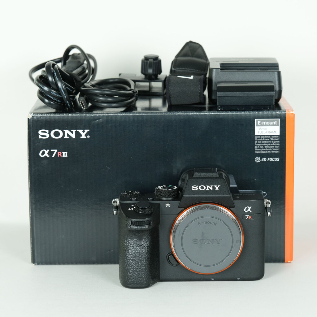 SONY α7R III（ILCE-7RM3）の出品 | ONE SCENE（ワンシーン）