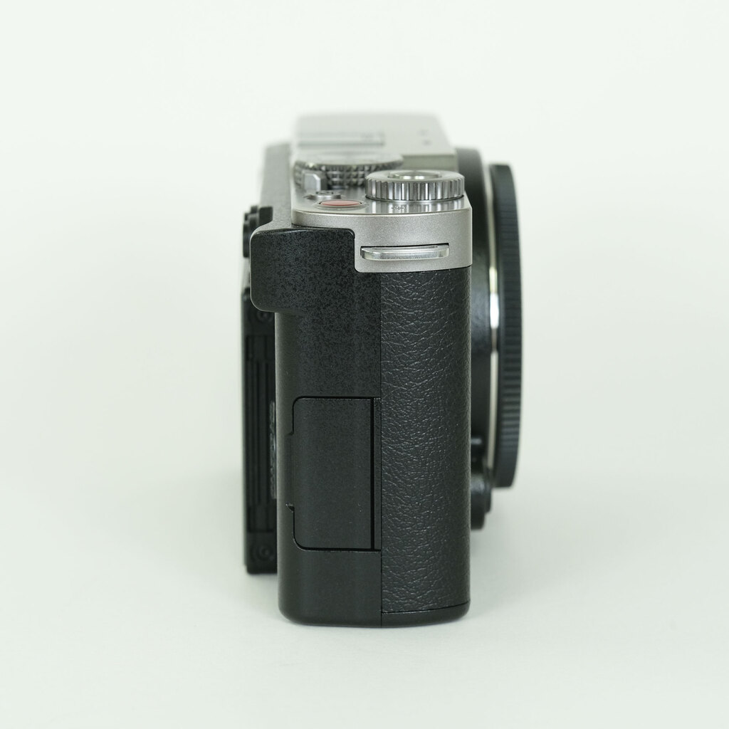 Panasonic LUMIX DC-S9 Panasonic LUMIX DC-S9