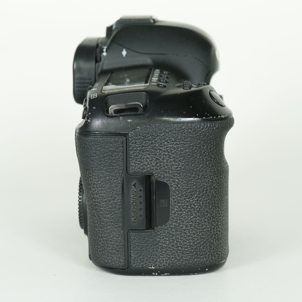 Canon EOS 5D Mark IV [�{�f�B]