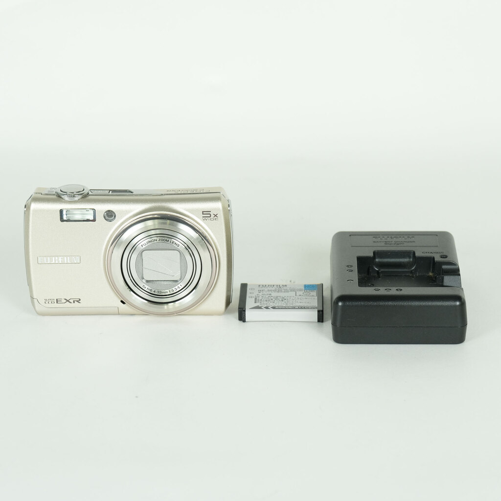 FUJIFILM FinePix F200EXR　シルバー