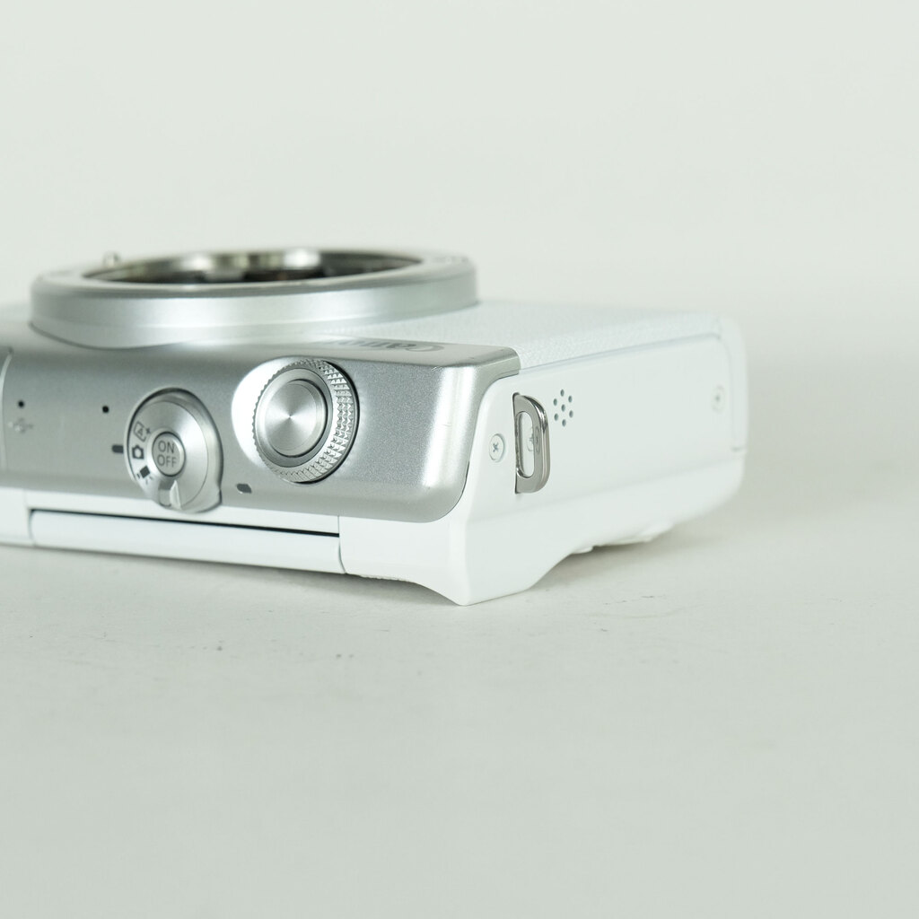 【訳あり】キヤノン Canon EOS M200 ボディ ホワイト Canon EOS M200 ボディ ホワイトの出品 | ONE SCENE（ワンシーン）