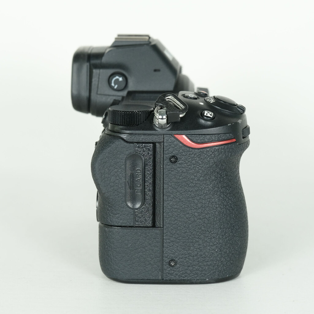Nikon Z7 [�{�f�B]