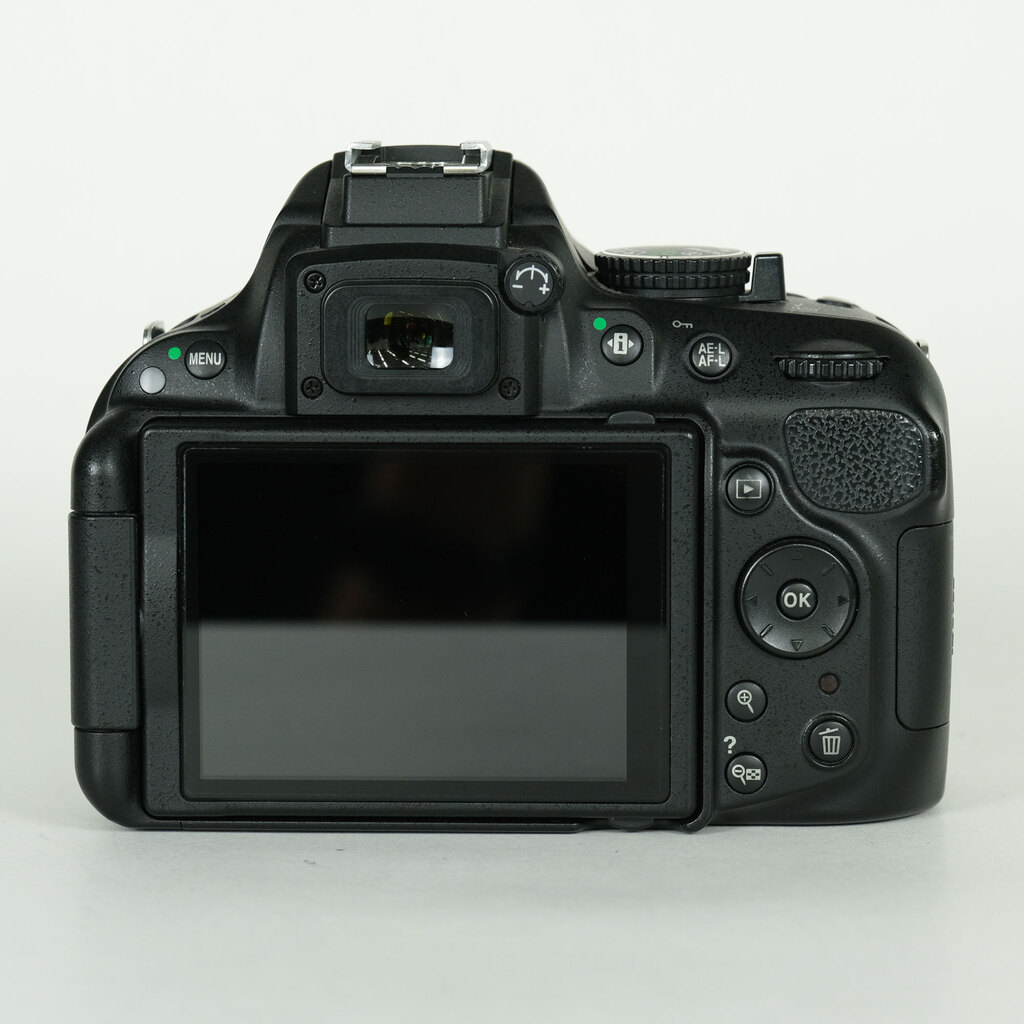 Nikon D5200 �{�f�B �u���b�N