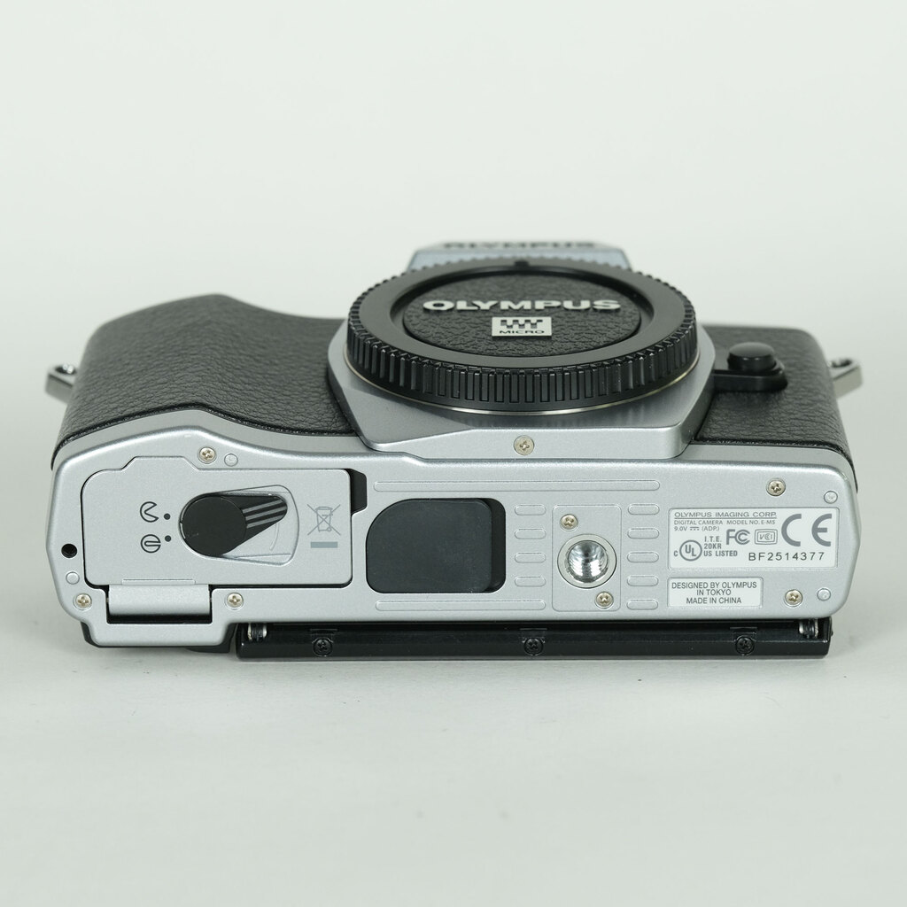 OLYMPUS OM-D E-M5 ボディ シルバー OLYMPUS OM-D E-M5 ボディ シルバー