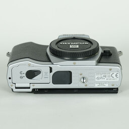 OLYMPUS OM-D E-M5 ボディ シルバー OLYMPUS OM-D E-M5 ボディ シルバー