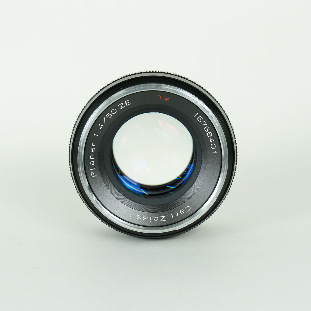 Carl Zeiss Planar T* 50mm F1.4 ZE キヤノンEF Carl Zeiss Planar T* 50mm F1.4 ZE [キヤノンEF用]の出品 | ONE SCENE