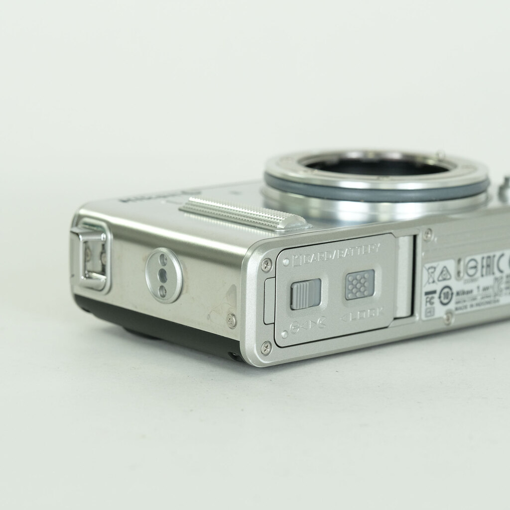 Nikon Nikon1 AW1 ボディ シルバー