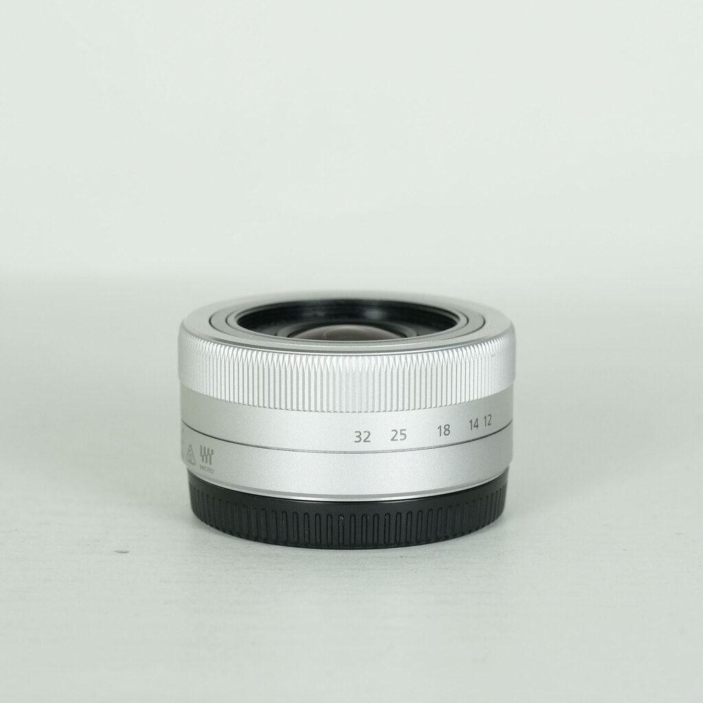 Panasonic LUMIX G VARIO 12-32mm / F3.5-5.6 ASPH. / MEGA O.I.S. [�V���o�[]