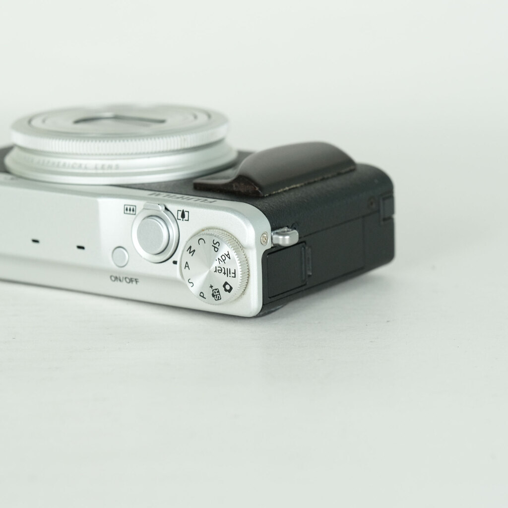 FUJIFILM XQ2 シルバーの出品 | ONE SCENE（ワンシーン）
