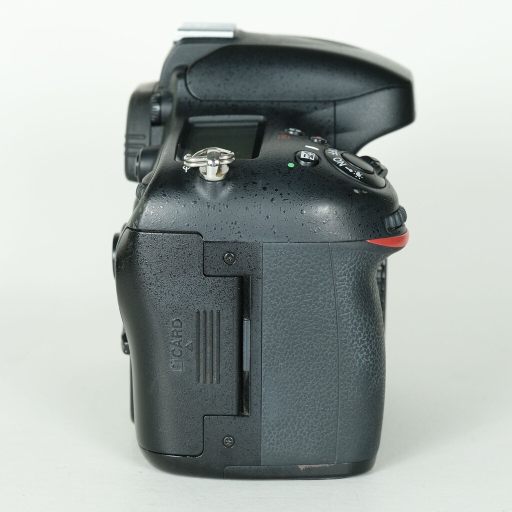 Nikon D610 [�{�f�B]