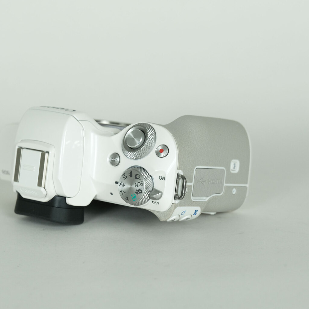 Canon EOS Kiss M Canon EOS Kiss M