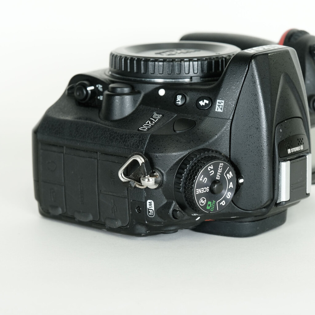 Nikon ニコン　D7200 【美品】 D7000 ニコン デジタル一眼 Nikon D7200 ボディ 中古 Wi-Fi搭載 新品SD