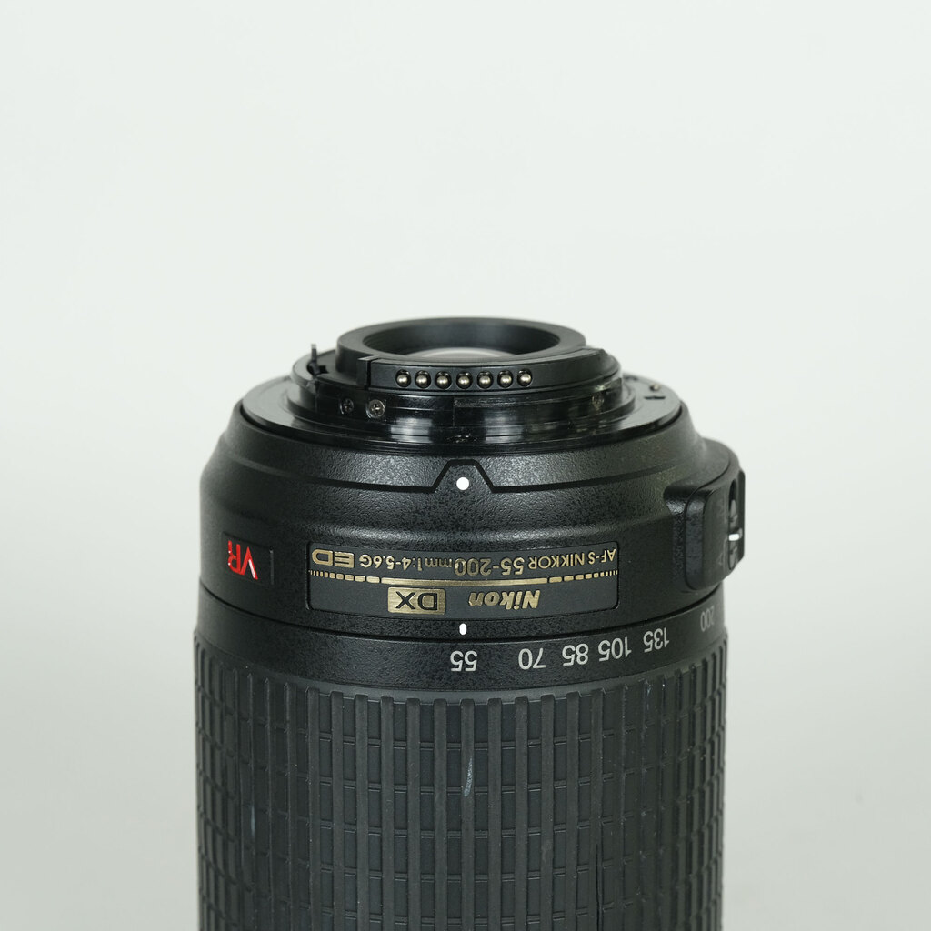 Nikon AF-S DX VR Zoom-Nikkor 55-200mm F4-5.6G IF-ED Nikon AF-S DX VR Zoom-Nikkor 55-200mm F4-5.6G IF-ED