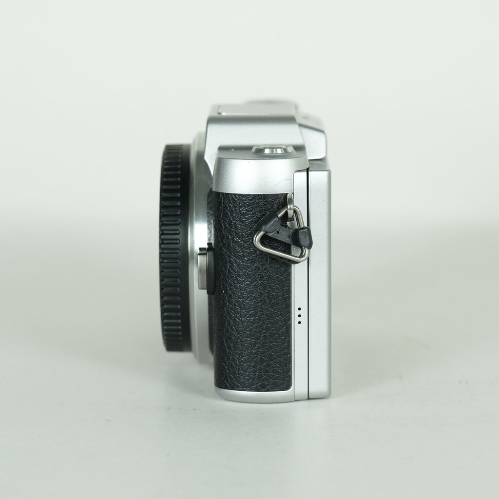 Panasonic LUMIX DMC-GF7 ボディ シルバーの出品 | ONE SCENE（ワン