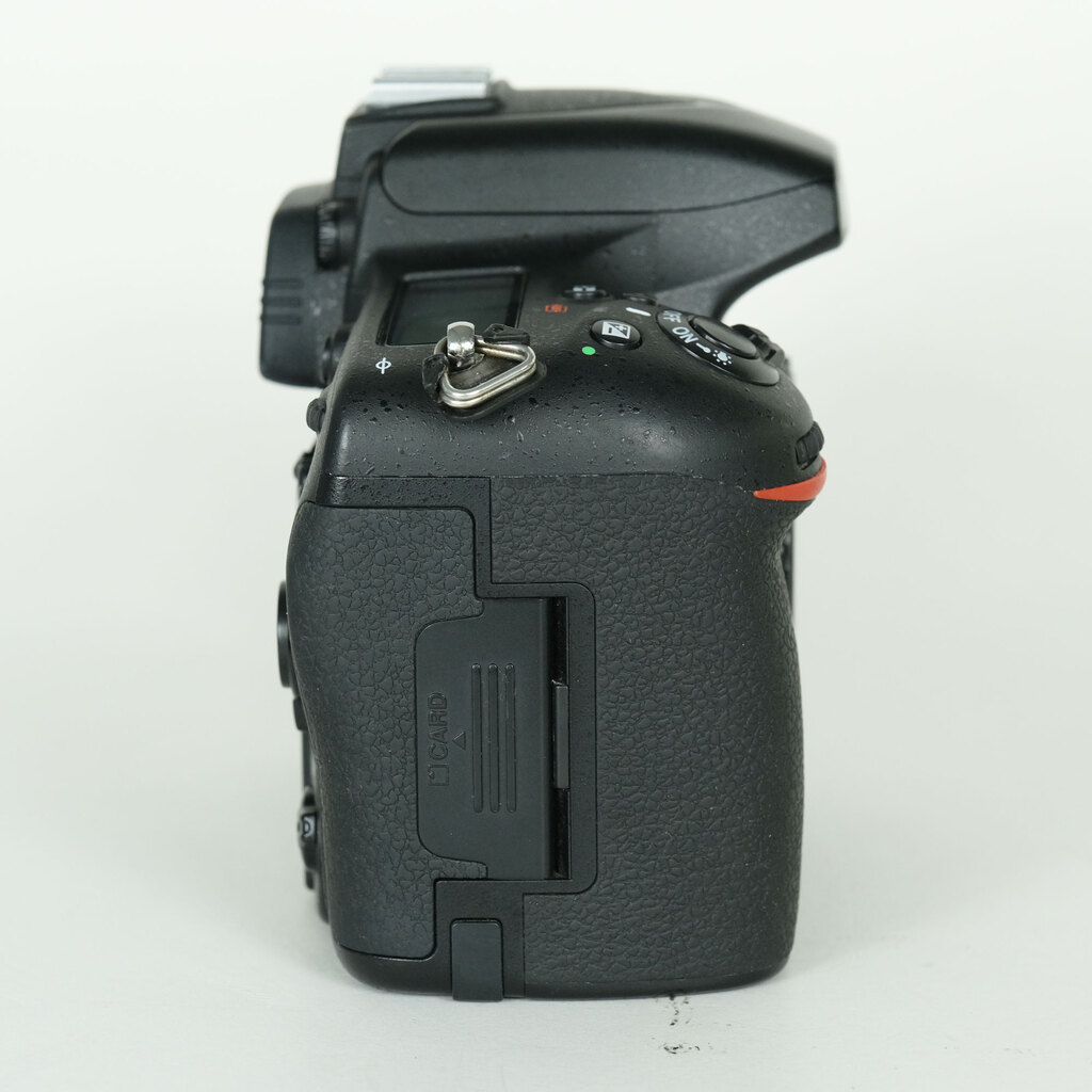 Nikon D750 [�{�f�B]