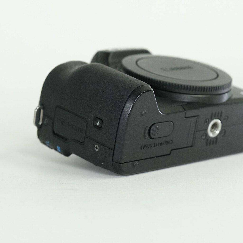 Canon EOS Kiss M Canon EOS Kiss M