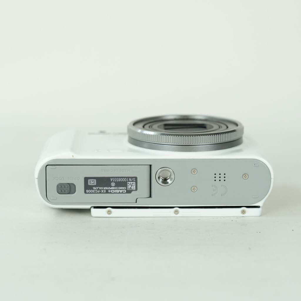 CASIO EXILIM EX-FC300SWE ホワイトの出品 | ONE SCENE（ワンシーン）